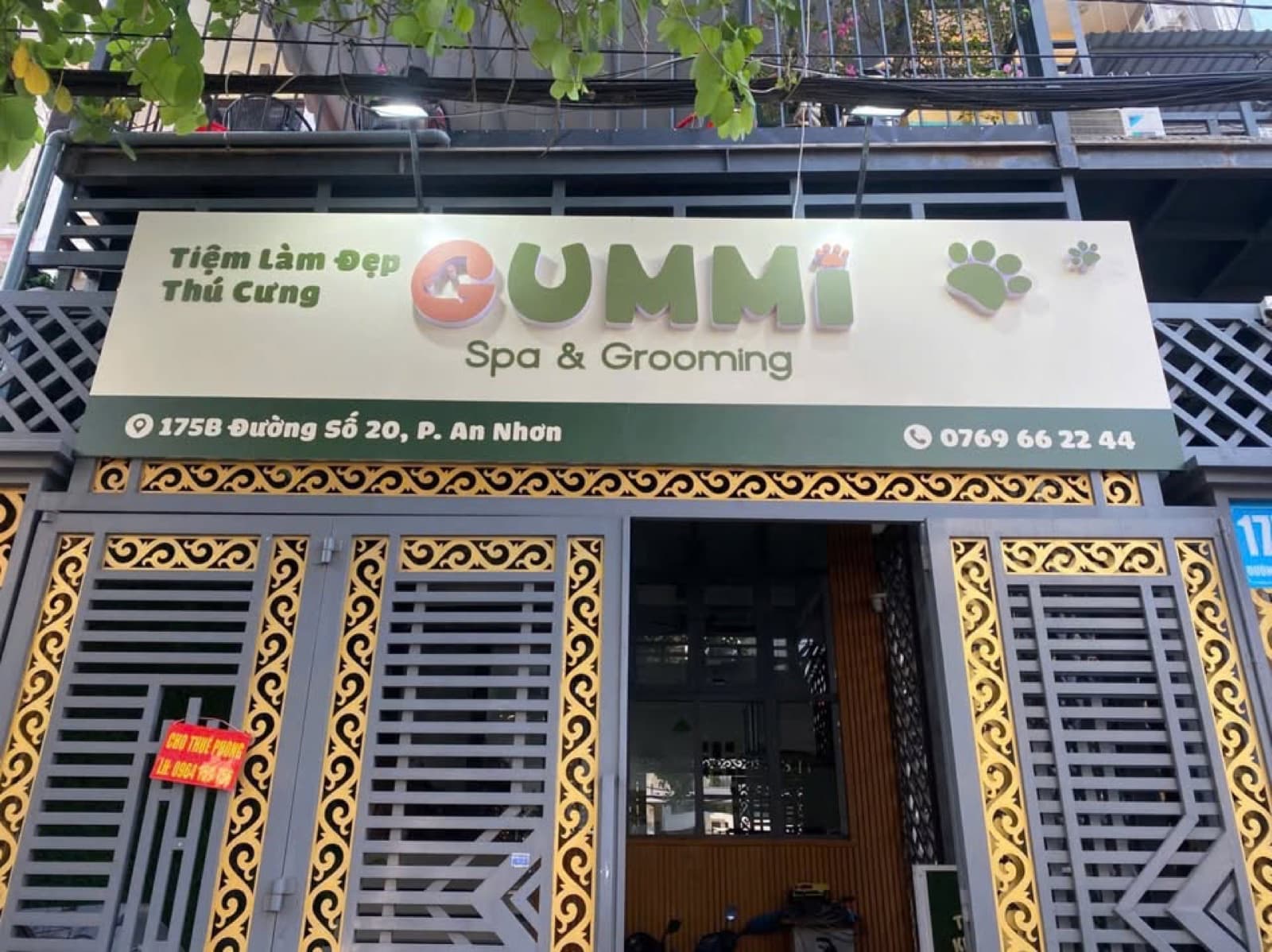 Bảng hiệu GUMMI Spa & Grooming phía trên lối vào