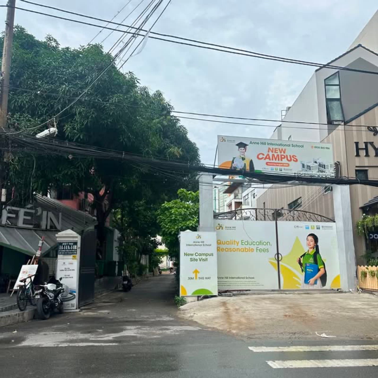 Cổng vào có bảng NEW CAMPUS và bảng thông tin đứng