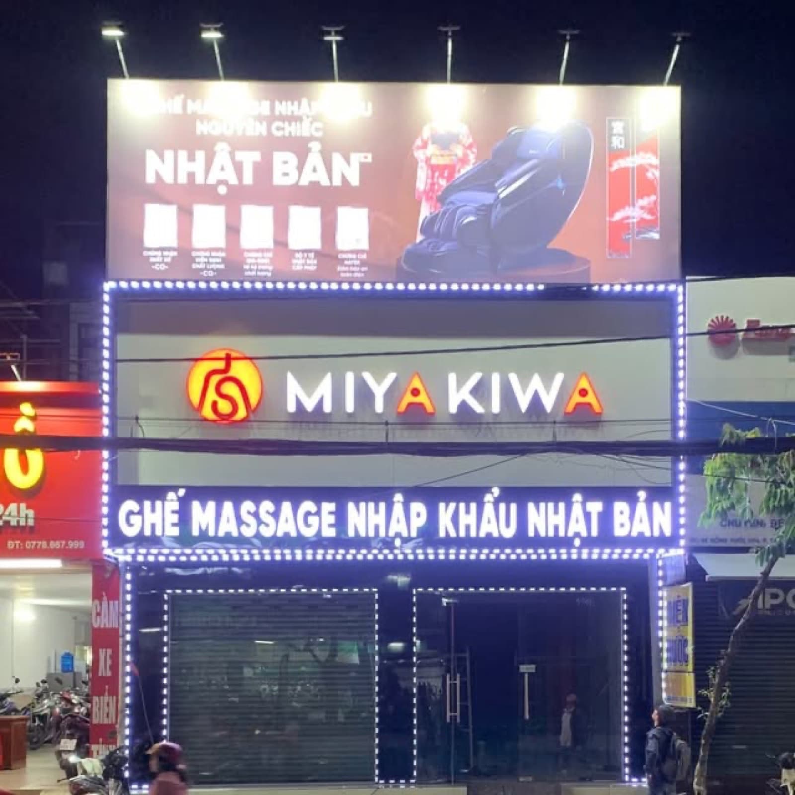 Bảng hiệu MIYAKIWA sáng vào buổi tối, viền cửa có dải đèn